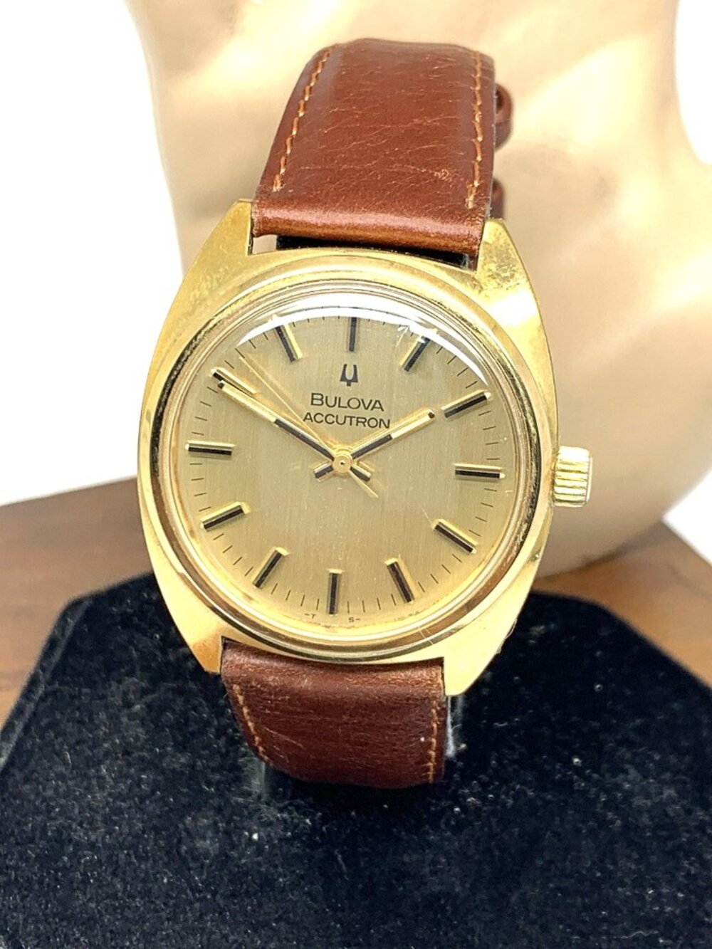 Bulova Accutron 2180 Men's Watch Vintage 1970's Quartz 7304-4 Gold Steel 35mm